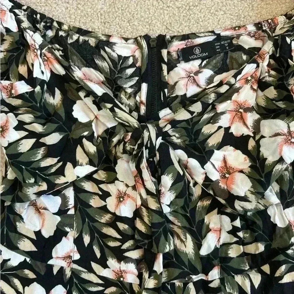 Volcom Coco Short Sleeve Romper in size xs - Picture 3 of 6